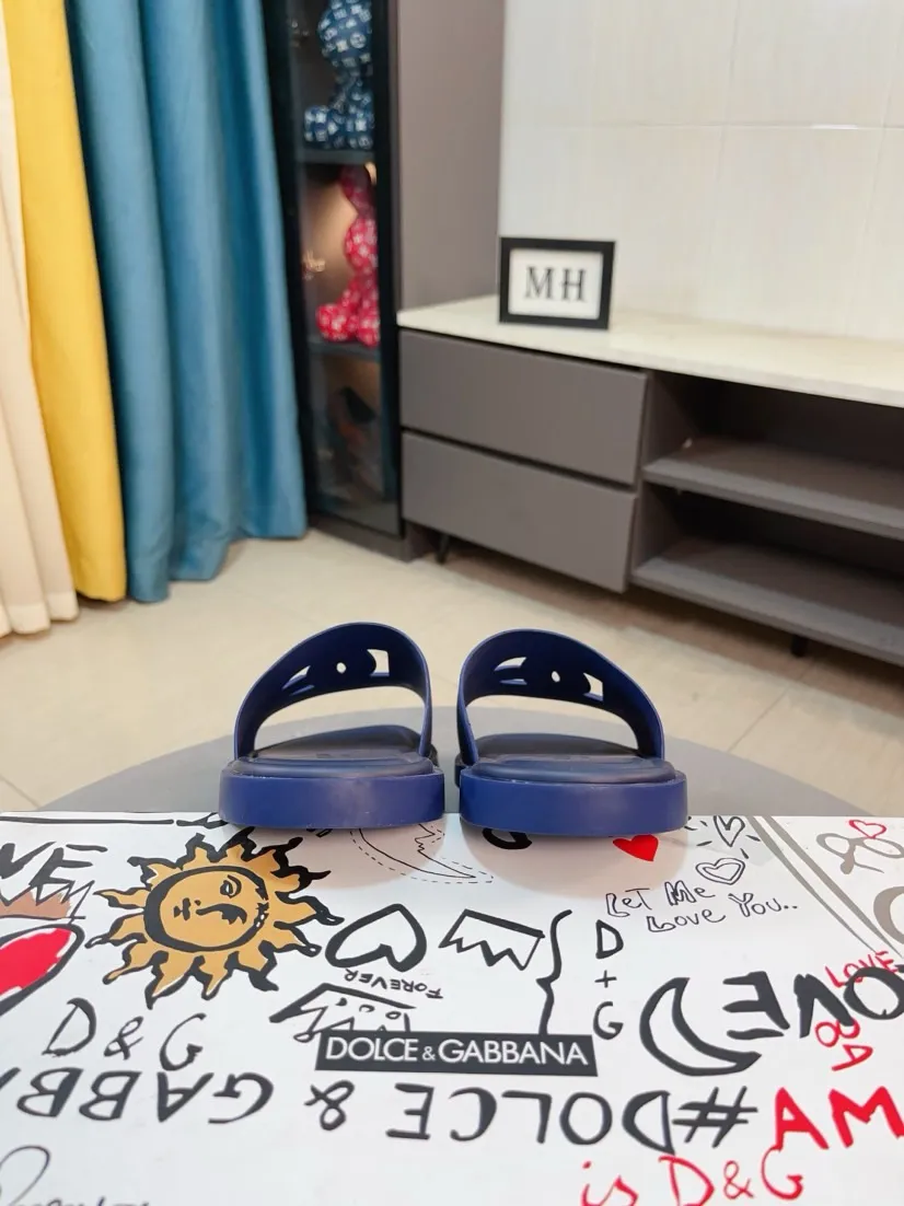Men's shoes 💰280🌹🌹 (dg) New men's slippers, high-end boutique, leather puff upper with exquisite embossed logo decoration, fine workmanship, super soft sole, casual, loose and comfortable, a must-have in summer! \nsize：38-44